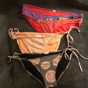 ☀️Lot of 3 bikini bottoms☀️